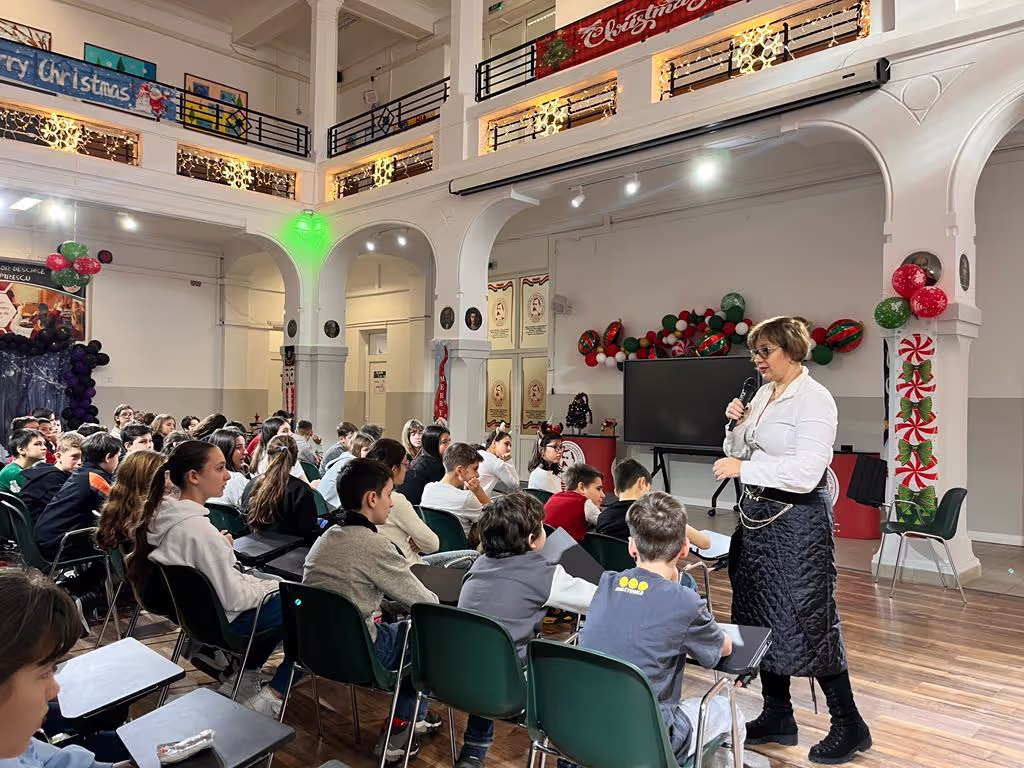 Alina is speaking to a crowd holding the mic.